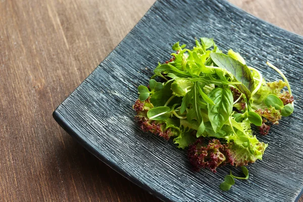 Placa de ensalada verde mixta fresca en la mesa de madera de cerca —  Fotos de Stock