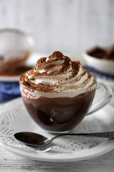 Xícara de café com creme sobre fundo de madeira cor — Fotografia de Stock