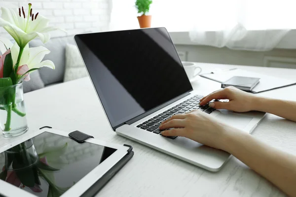 Vrouw met laptop op kantoor — Stockfoto