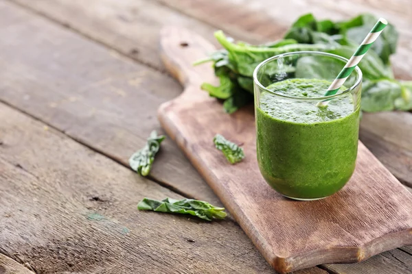 Glass of spinach juice on wooden background — Stock Photo, Image