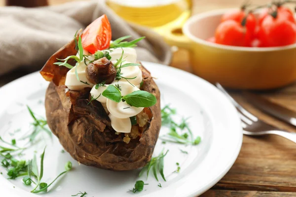 Ziemniak pieczony majonez zioła w białe płytki na drewnianym stole, zbliżenie — Zdjęcie stockowe