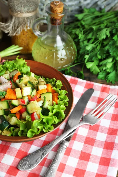 Ahşap tabak peçete, closeup üzerinde taze sebze salatası — Stok fotoğraf