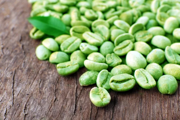 Groene koffiebonen op tafel hoop close-up — Stockfoto