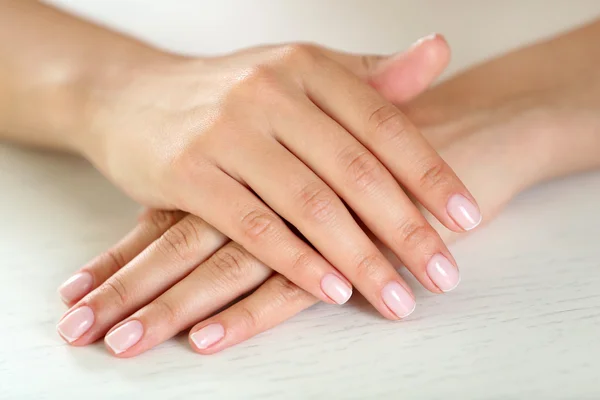 Mãos de mulher com manicure francês — Fotografia de Stock