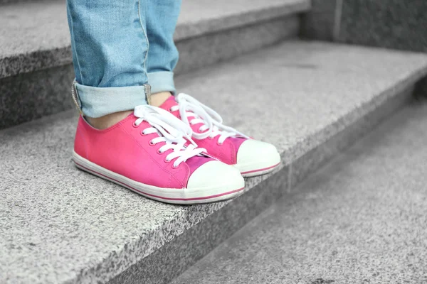 Kadın taş merdivenle üzerinde pembe lastikbotlar ayaklarda — Stok fotoğraf