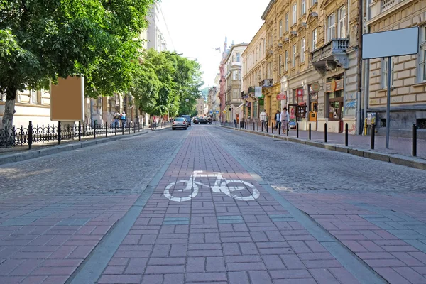 Велосипедная дорожка в городе — стоковое фото
