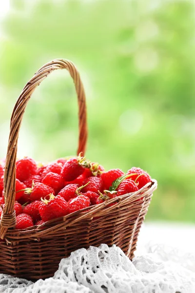 Fresh raspberries in wicker basket — Stock Photo, Image