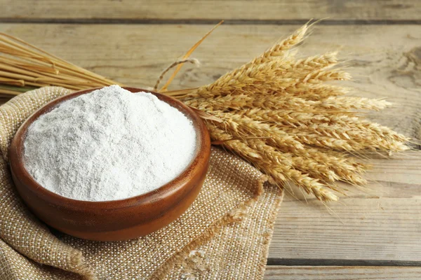 Flour in bowl with wheat ears — Stock Photo, Image