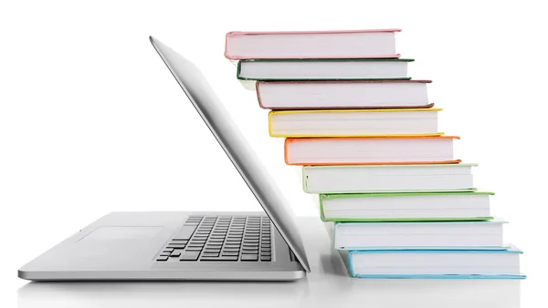 Stapel boeken met laptop geïsoleerd op wit — Stockfoto