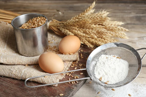 Мука и пшеница на столе — стоковое фото
