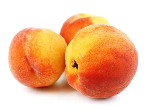Mogna persikor isolerad på vit — Stockfoto