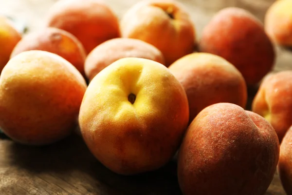 成熟的桃子，木制背景 — 图库照片