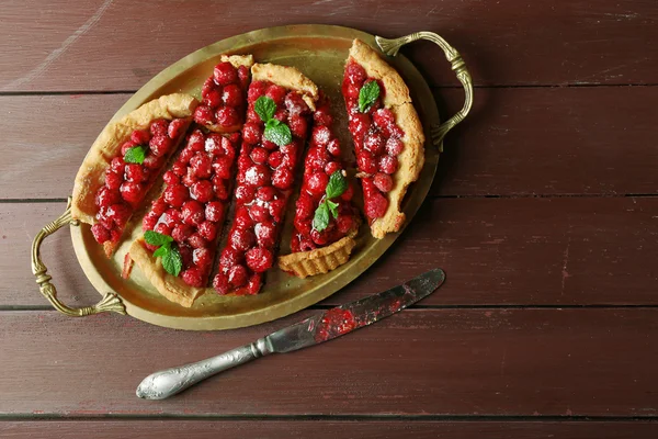 Ahududu ahşap arka plan üzerinde tepsi ile tart — Stok fotoğraf