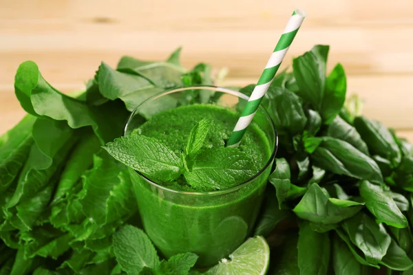 Zielony zdrowy sok z ziołami z bliska — Zdjęcie stockowe