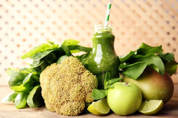 Groene gezond vruchtensap met groenten en fruit op houten achtergrond — Stockfoto