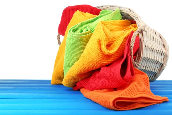 Toallas coloridas en cesta sobre fondo claro —  Fotos de Stock