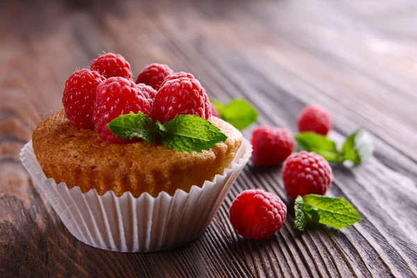 Delicious cupcake with berries and fresh mint on wooden table close up — Stock Photo, Image