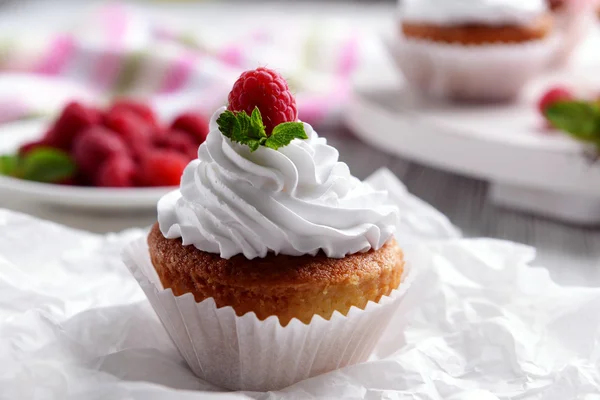 Delizioso cupcake con bacche sul tavolo da vicino — Foto Stock