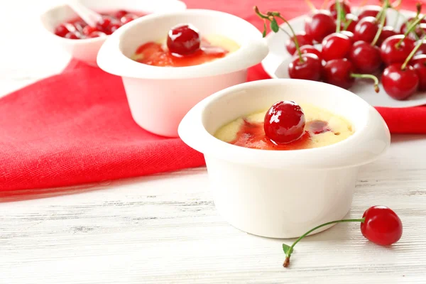 Sabroso pudín con cerezas en la mesa de cerca —  Fotos de Stock