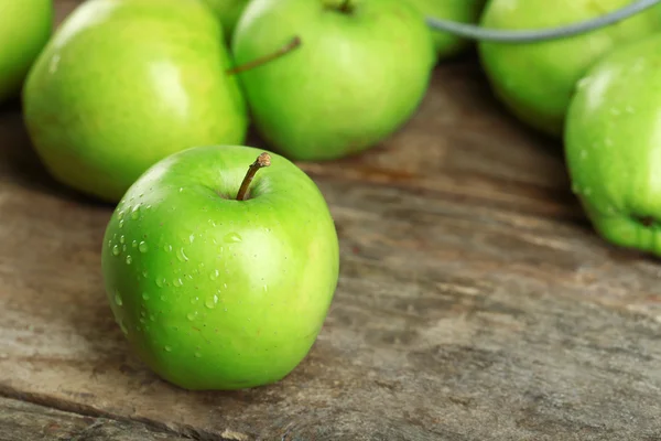 Manzanas verdes maduras en la mesa de madera de cerca — Foto de Stock