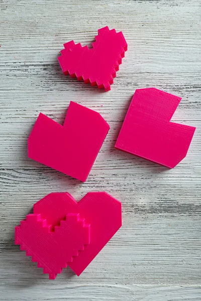 Coeurs en plastique sur table en bois, gros plan — Photo