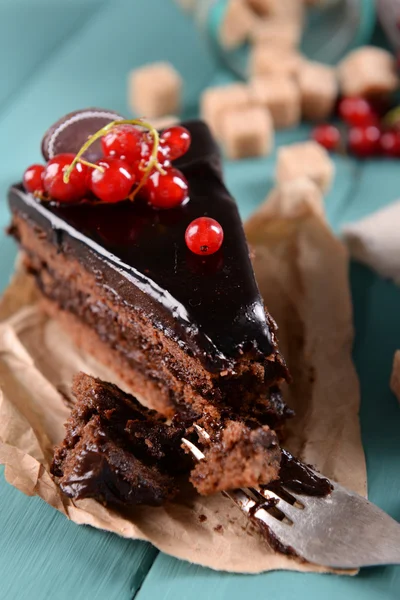 Sabroso pastel de chocolate con bayas — Foto de Stock