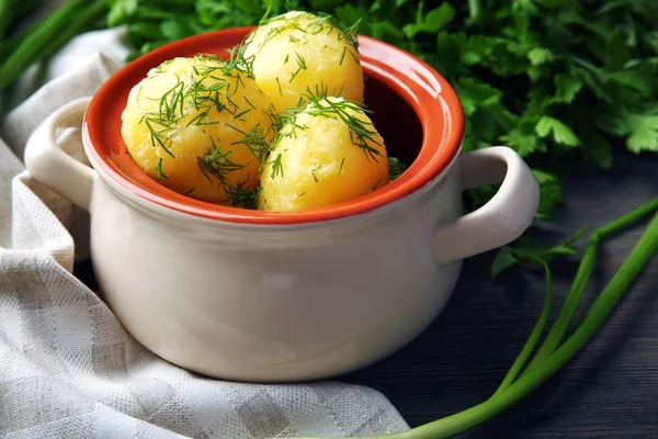 Patatas hervidas en la mesa —  Fotos de Stock