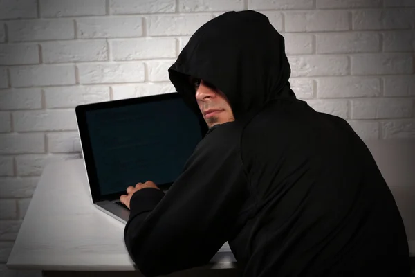 Haker z laptopem — Zdjęcie stockowe