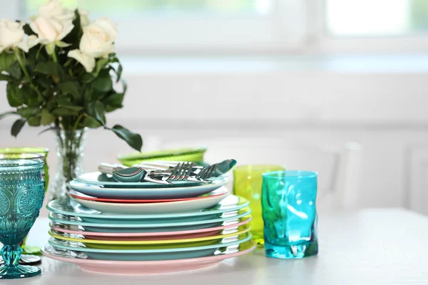 Platos, vasos y cubiertos limpios —  Fotos de Stock