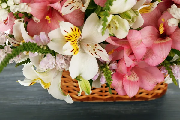 Vackra blomsterarrangemang — Stockfoto