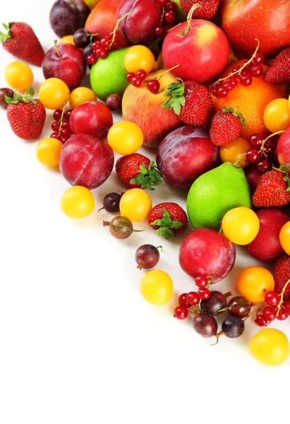 Kupie świeżych owoców i jagód na białym tle — Zdjęcie stockowe
