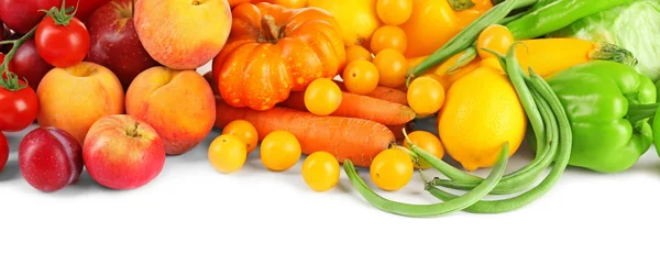 Altura de frutas e legumes frescos isolados em branco — Fotografia de Stock