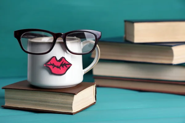 Vintage Bücher und Tasse mit Lippen auf buntem Hintergrund — Stockfoto