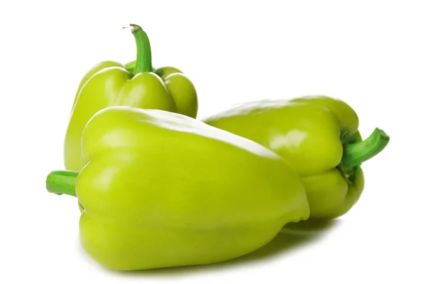 Группа зеленых перцев, выделенных на белом — стоковое фото