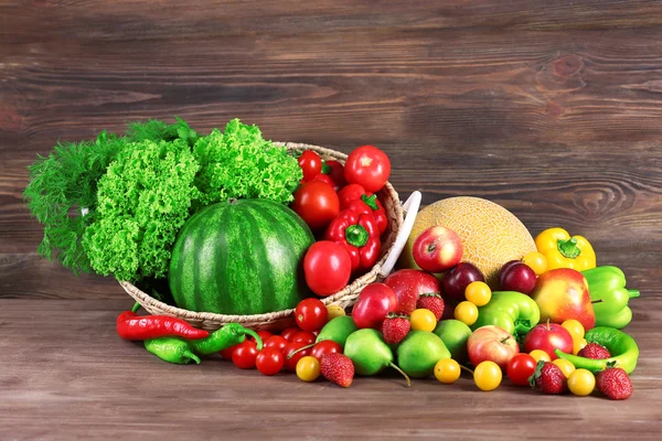 Composición con frutas y verduras frescas sobre fondo de madera — Foto de Stock