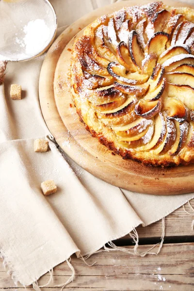 Tarta de manzana casera sobre tabla de cortar sobre fondo de madera — Foto de Stock