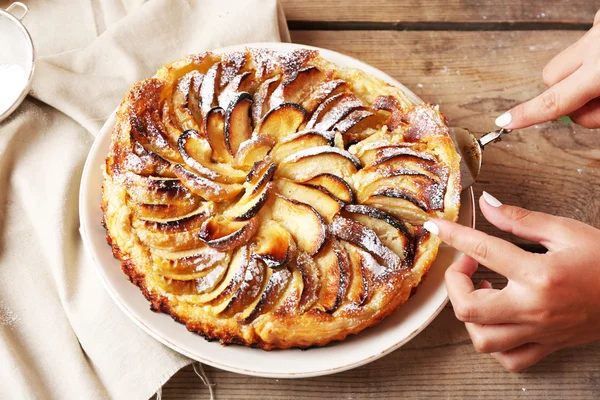 Frau schneidet hausgemachten Apfelkuchen, Nahaufnahme — Stockfoto