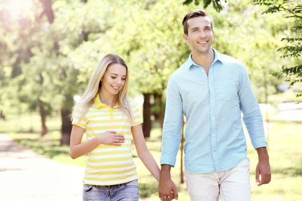 Junge schwangere Frau mit Ehemann — Stockfoto