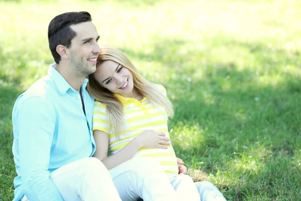 Jonge zwangere vrouw met echtgenoot — Stockfoto