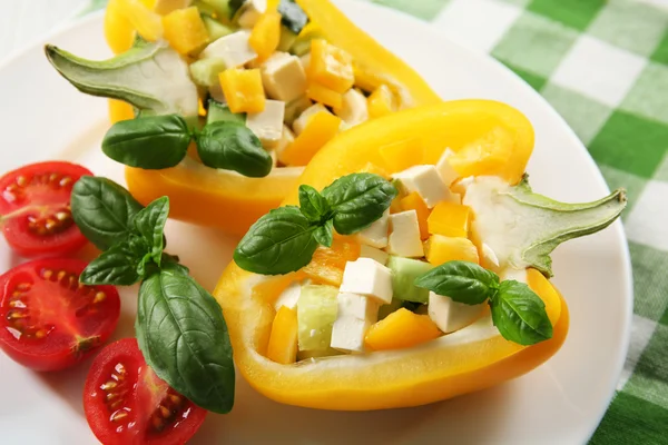 Salada verde fresca em pimentão na mesa fecham — Fotografia de Stock