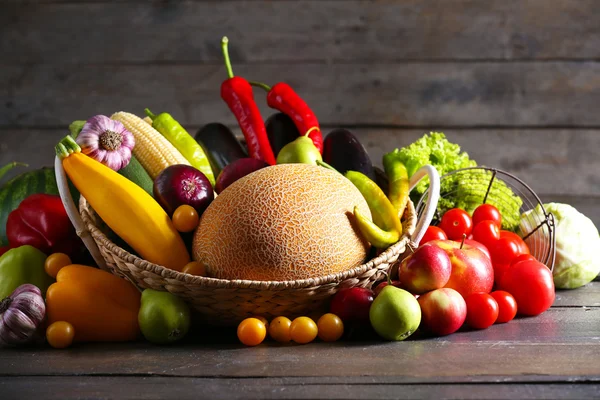 Oogsten van verse groenten en fruit op houten ondergrond — Stockfoto