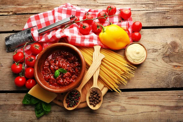 Makarna spagetti domates, sos bolognese, peynir ve fesleğen rustik ahşap zemin üzerine — Stok fotoğraf