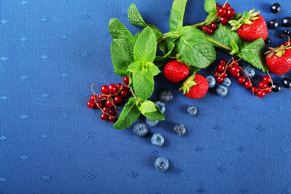 Grupy jagody świeże lato z mięty na tle niebieski Obrus — Zdjęcie stockowe