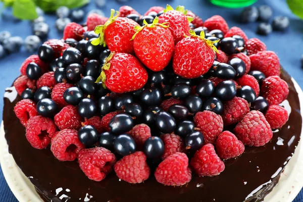 Delicious chocolate cake with summer berries, closeup — Stock Photo, Image