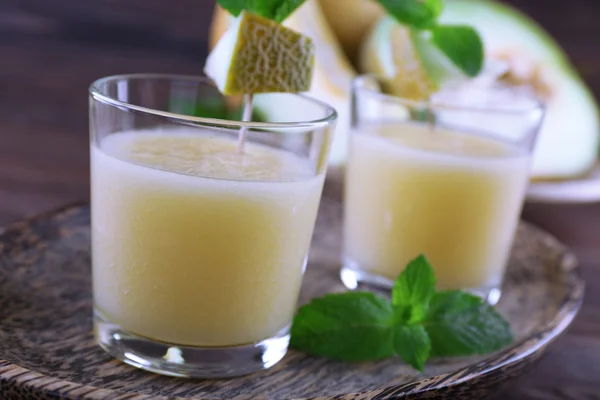 Glasses of melon cocktail on wooden tray, closeup — Stock Photo, Image