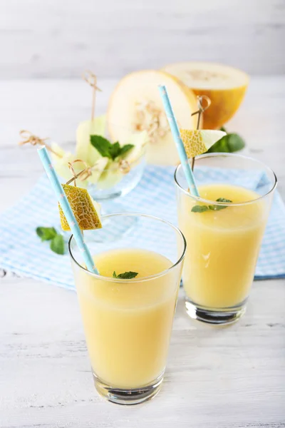 Glasögon av melon cocktail på vit trä bakgrund — Stockfoto