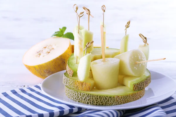 Meloen ijs lolly op witte houten achtergrond — Stockfoto