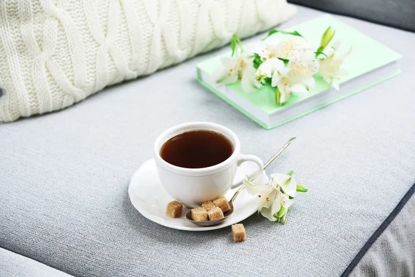 Kopje koffie met bloemen — Stockfoto