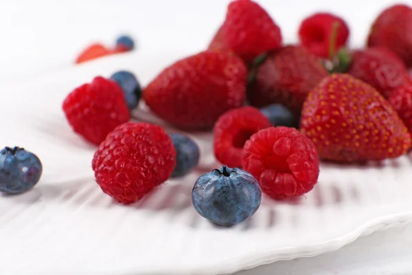 Tasty ripe berries on plate close up — Stock Photo, Image