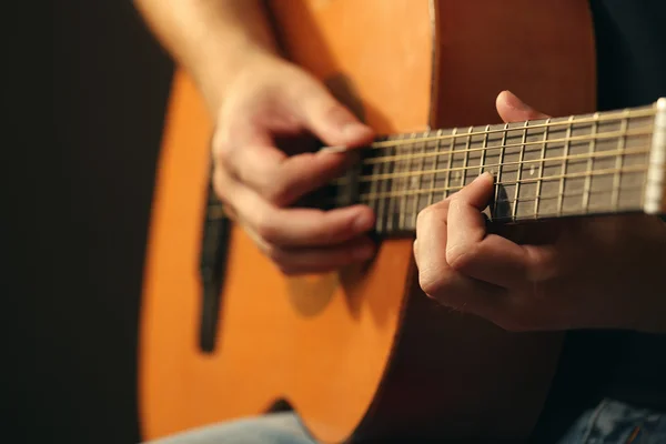 Joven músico tocando la guitarra acústica —  Fotos de Stock